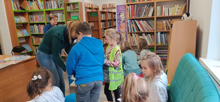 Pierwszaki ze Szkoły Podstawowej w Liszkach z wizytą w bibliotece