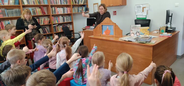 Przedszkolaki z „Leśnej Polany” z wizytą w bibliotece